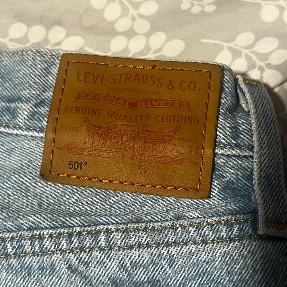 Levi's 501 Original Blue Jean Shorts with Frayed Hem - Picture 4 of 7